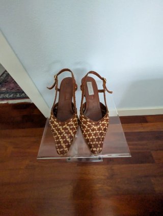 Zapatos destalonados de rejilla beige y marrón. 36