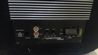 Caliber BCT112A Subwoofer com amplificador 1000 W