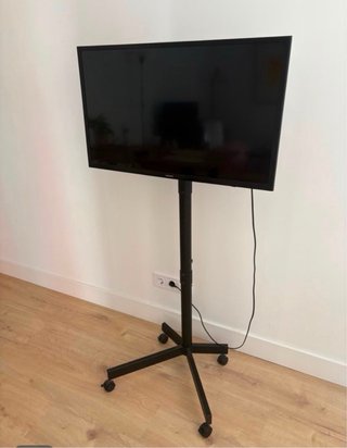 TV Samsung 32 con soporte con ruedas