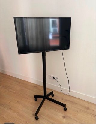 TV Samsung 32 con soporte con ruedas