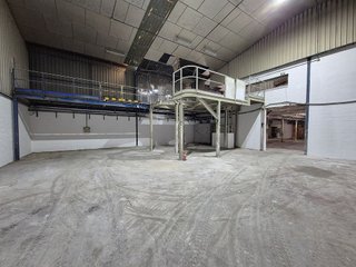 Nave industrial en venta en Montequinto en Dos Hermanas