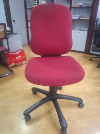 Silla de oficina roja y negra
