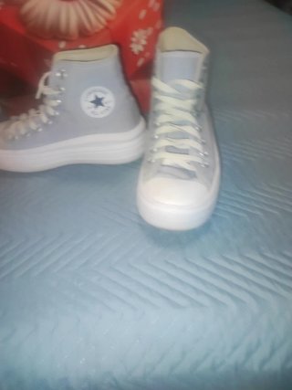 Converse grises y blancas