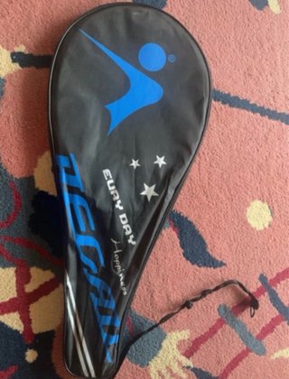 raqueta de tenis con funda