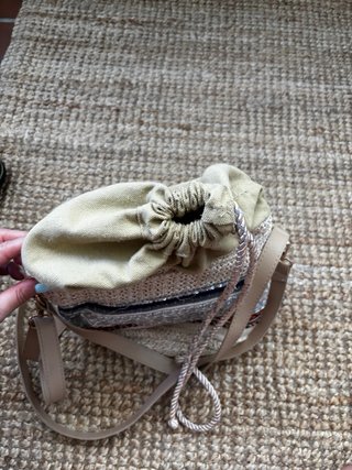 Bolso de rafia con detalles étnicos