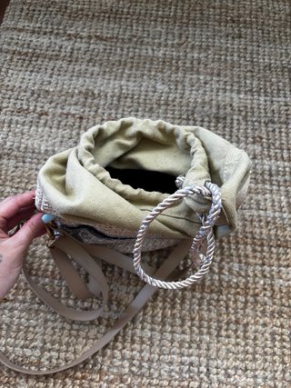 Bolso de rafia con detalles étnicos