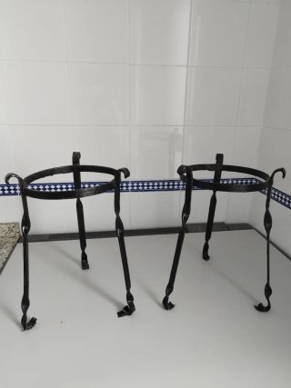 Dos Pies maceteros forja
