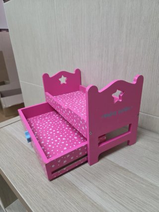 Cuna de juguete rosa con estrellas