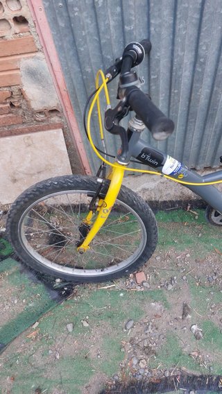 Bicicleta infantil gris y amarilla