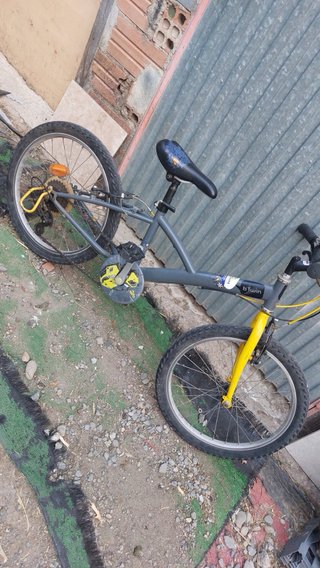 Bicicleta infantil gris y amarilla