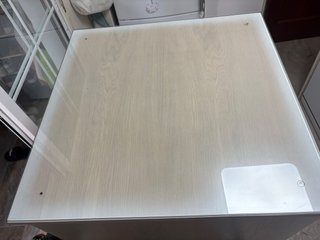 Cómoda grande madera clara con cristal