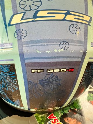 Casco de moto azul con diseño floral