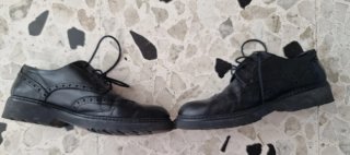 Scarpe eleganti nere con lacci