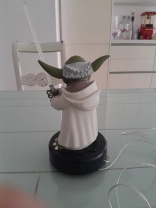 Muñeco Yoda Star Wars con sable de luz
