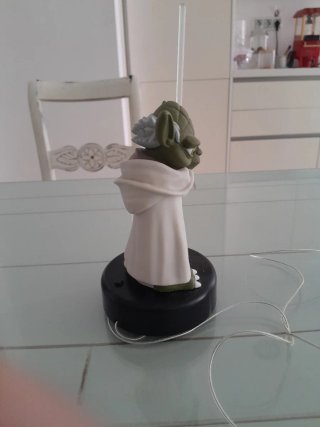 Muñeco Yoda Star Wars con sable de luz