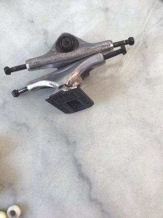 Ejes 5.5” y ruedas 99A skate Enuff