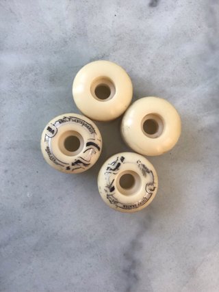 Ejes 5.5” y ruedas 99A skate Enuff