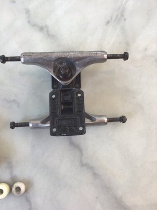 Ejes 5.5” y ruedas 99A skate Enuff