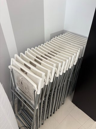 Mesa de cristal, sillas, electrodomésticos