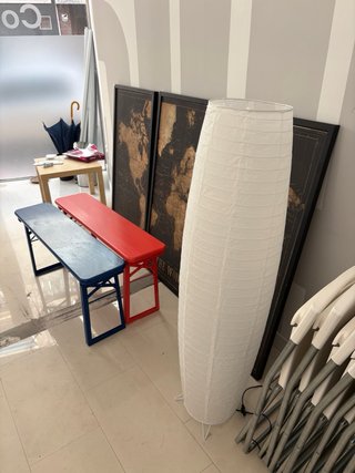 Mesa de cristal, sillas, electrodomésticos