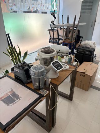 Mesa de cristal, sillas, electrodomésticos