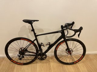 Bicicleta de carretera de carbono talla 56 Cube