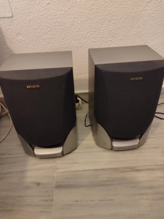 Altavoces Aiwa Negros y Plateados