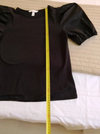Camiseta negra mangas abullonadas H&M