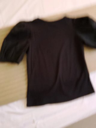 Camiseta negra mangas abullonadas H&M
