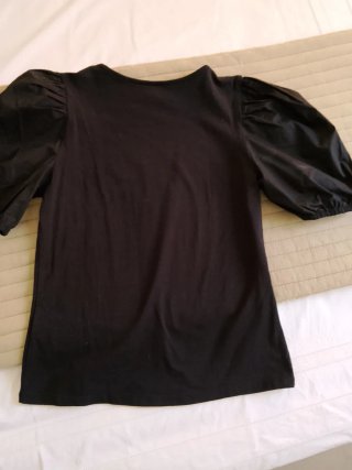 Camiseta negra mangas abullonadas H&M