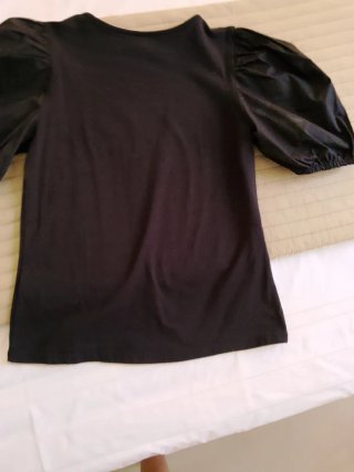 Camiseta negra mangas abullonadas H&M