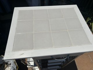 Carrello portafrutta bianco con piastrelle