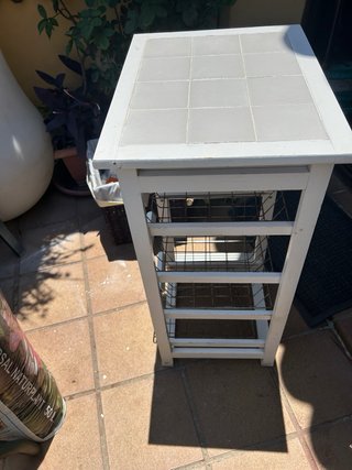 Carrello portafrutta bianco con piastrelle