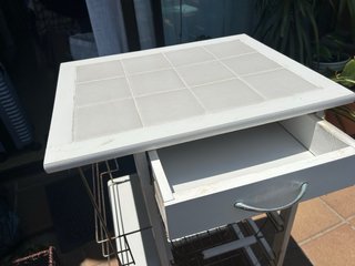 Carrello portafrutta bianco con piastrelle