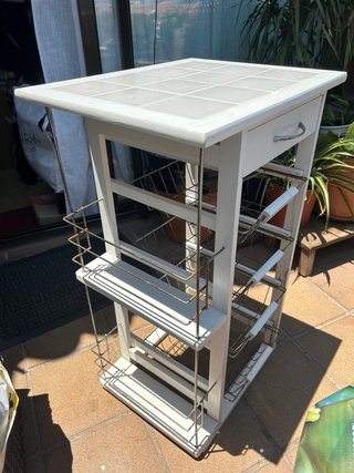 Carrello portafrutta bianco con piastrelle