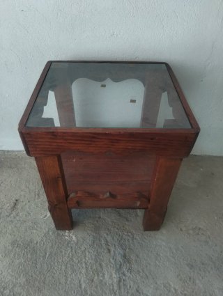 Mesita auxiliar madera maciza cristal. Pieza unica