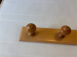 Perchero de madera con 3 pomos