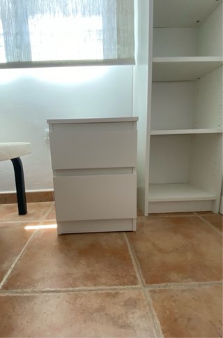 Base cama + mesilla + estantería blanco (+cómodas)