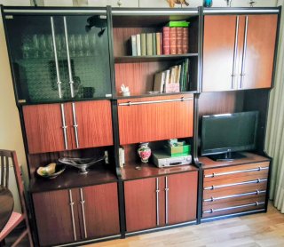 Mueble de comedor. Tiene vitrina, librería y bar.