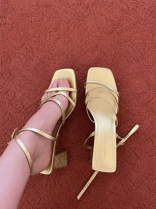 Sandalias doradas pies