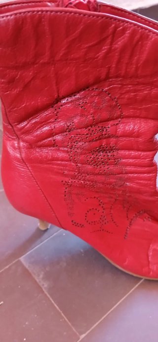 Botines tacón rojo