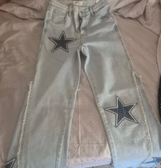 Se venden vaqueros sin extrenar y ropa varia