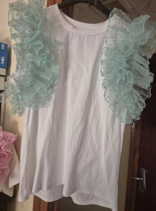 Se venden vaqueros sin extrenar y ropa varia