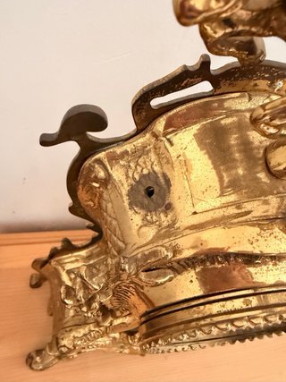 Reloj de mesa de bronce vintage dorado caballero