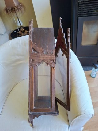 Capilla gótica madera vitrina. Medidas 80 x 22 x17