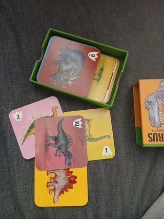 Juego de mesa y memoria de dinosaurios