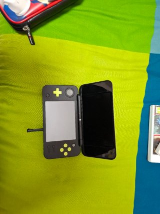 Nintendo 2DS xl negra y verde