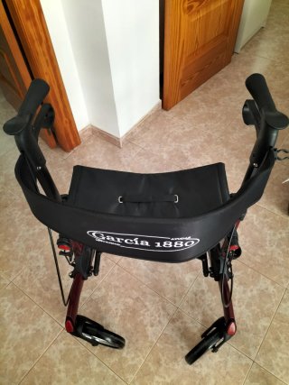 Andador con silla de ruedas integrada