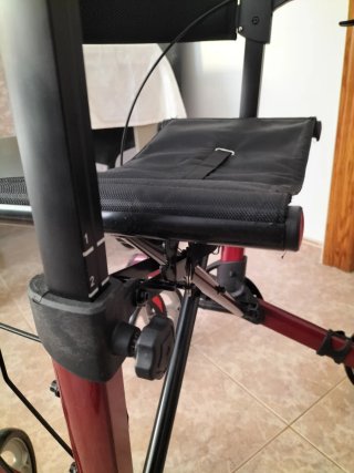 Andador con silla de ruedas integrada