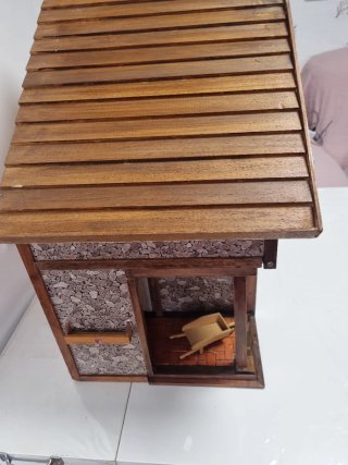 Casita de muñecas de madera